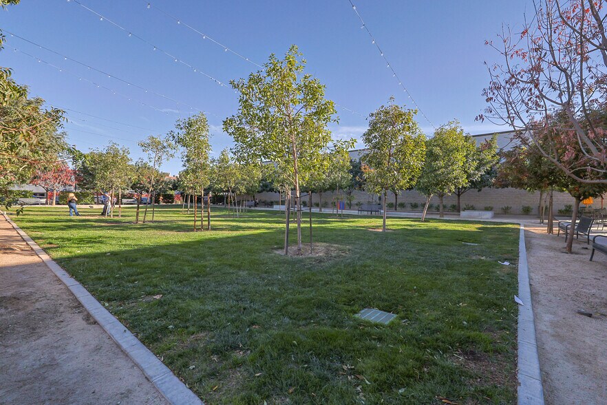 More Photos Of 8420-8440 Balboa Blvd, Northridge Storefront For Lease