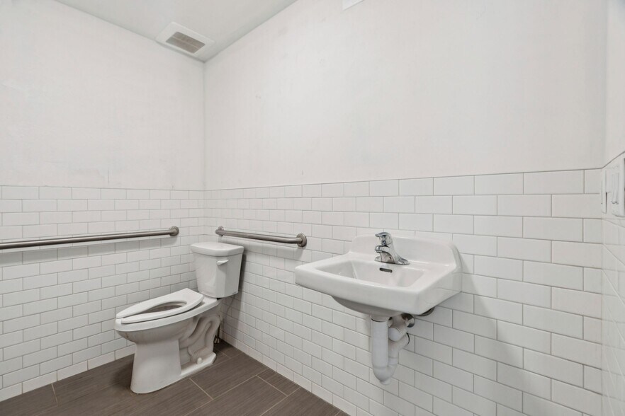 More Photos Of 26 Central St, Woodstock General Retail For Sale