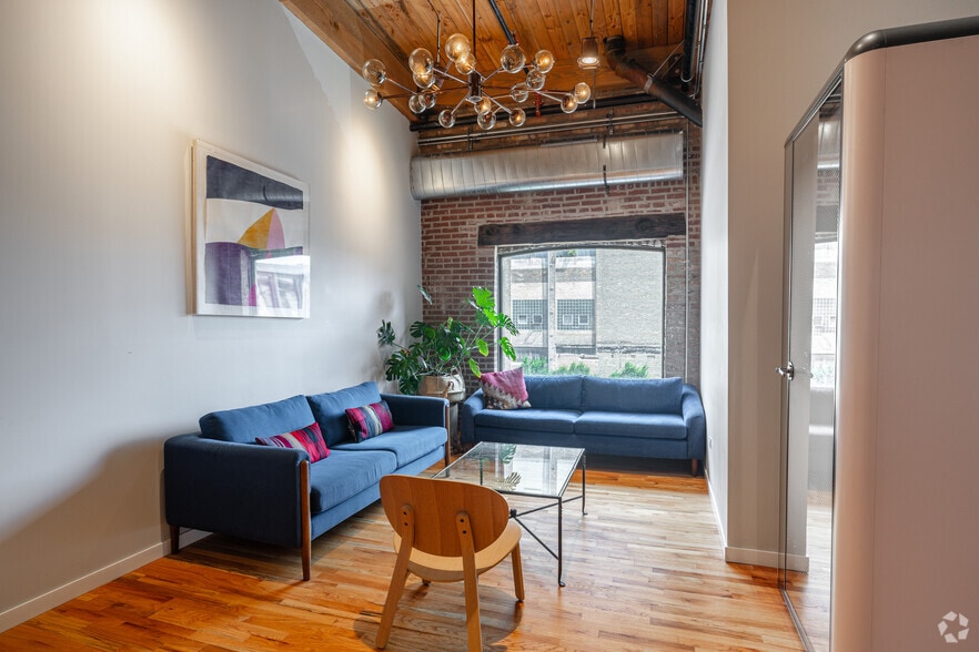 More Photos Of 3057 N Rockwell St, Chicago Storefront Retail Office For Lease