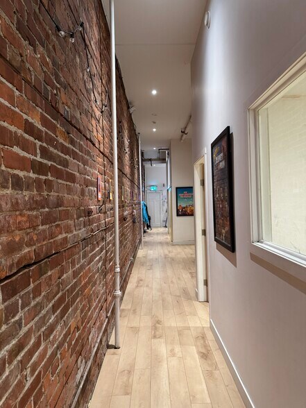 More Photos Of 556 Powell St, Vancouver General Retail For Sale