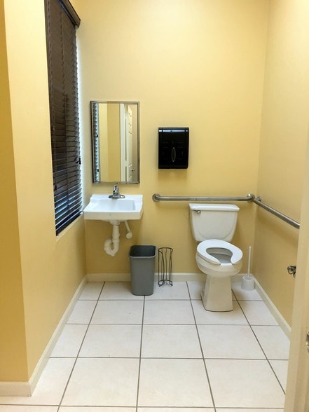 More Photos Of 3459 Pine Ridge Rd, Naples Office For Lease