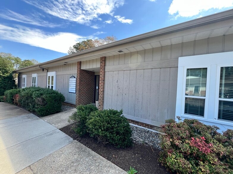 More Photos Of 6714 Patterson Ave, Richmond Office For Lease