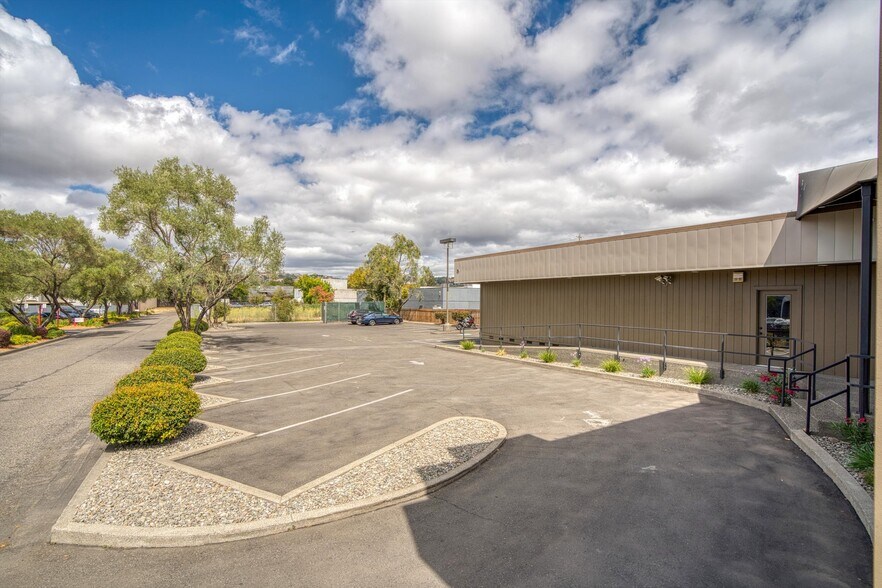 More Photos Of 1125 W Steele Ln, Santa Rosa Freestanding For Lease