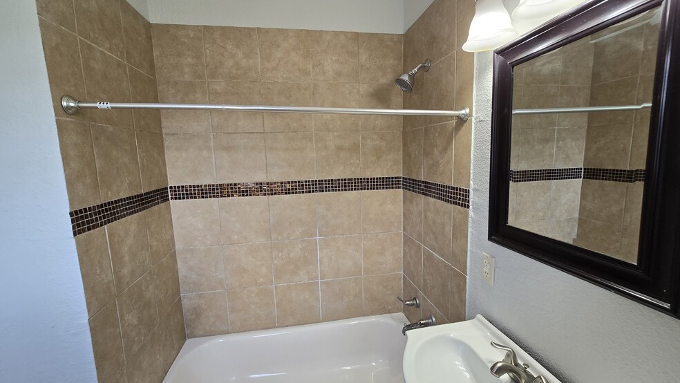 More Photos Of 261 Claremont Ave, San Antonio Multifamily For Sale