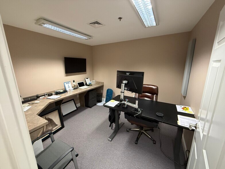 More Photos Of 127 Rockingham Rd, Windham Office For Lease