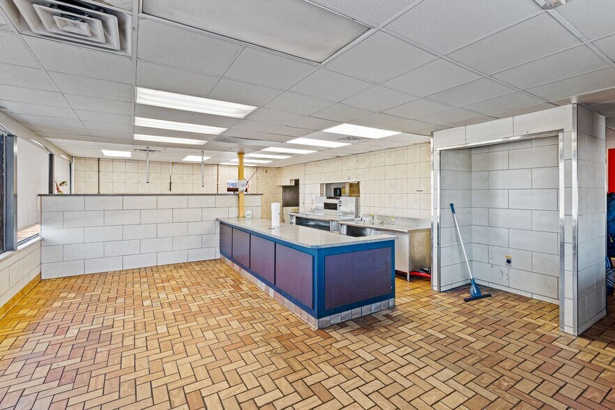 More Photos Of 2058 Portland Ave, Louisville Freestanding For Lease