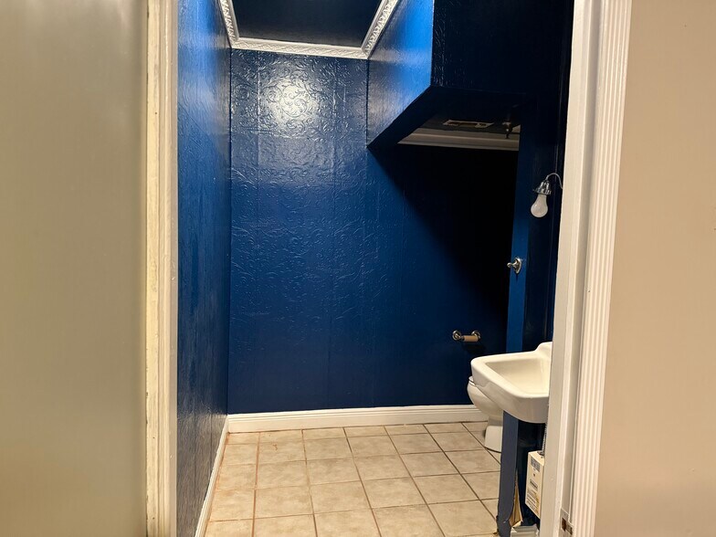 More Photos Of 221 State St, Mccomb Flex For Lease