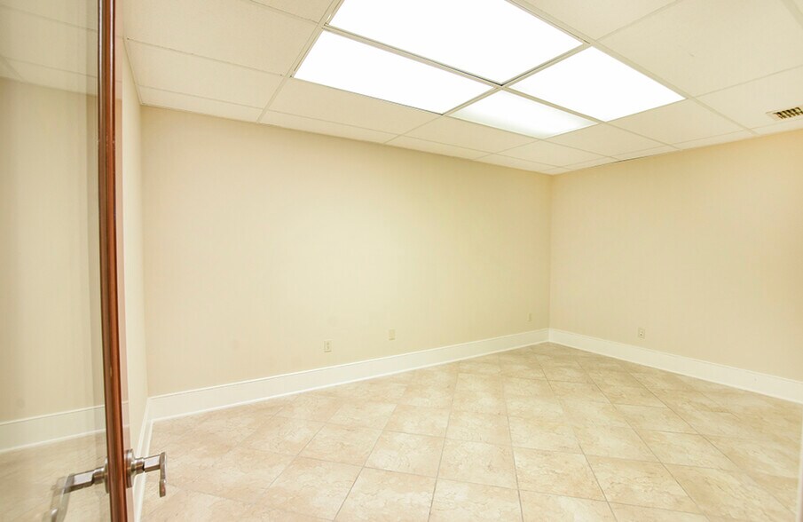 More Photos Of 4641 Fairfield St, Metairie Medical For Lease