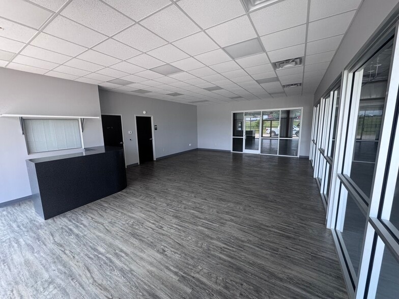 More Photos Of 570 Gordon Ln, Shelbyville Industrial For Lease