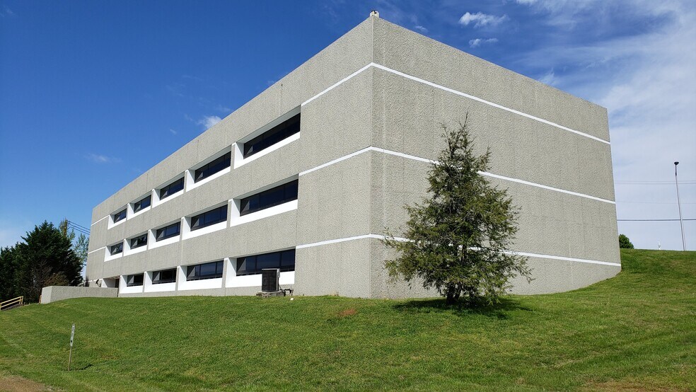 More Photos Of 150 Americus Way, Oak Ridge Office For Sale