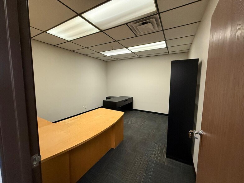 More Photos Of 7979-7989 Vickers St, San Diego Flex For Lease