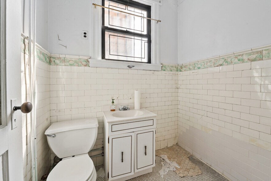 More Photos Of 507 32nd St, Union City Storefront Retail Office For Sale