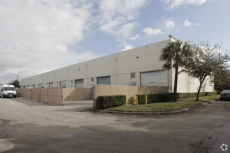 More Photos Of 1805 S Powerline Rd, Deerfield Beach Warehouse For Lease