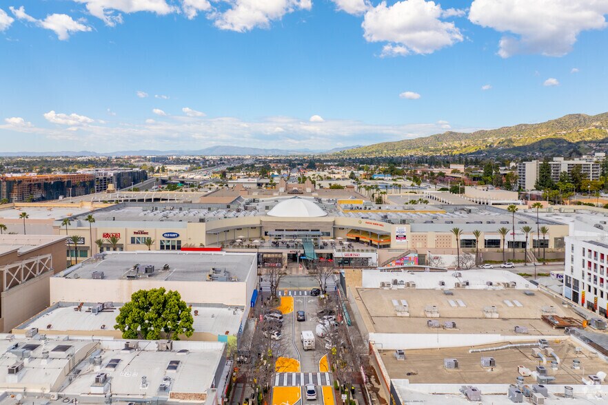 More Photos Of 201 E Magnolia Blvd, Burbank General Retail For Lease