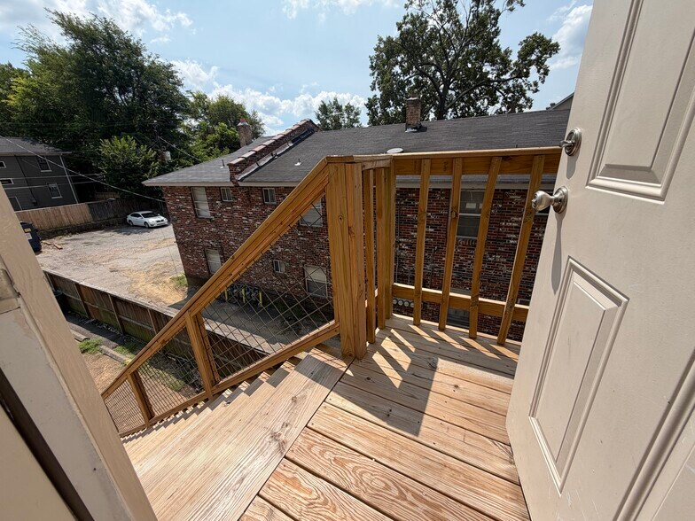 More Photos Of 28 S Idlewild St, Memphis Freestanding For Sale
