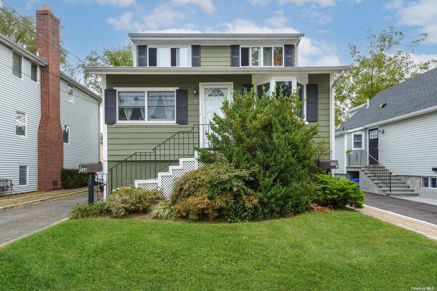 Primary Photo Of 52 Graywood Rd, Port Washington Apartments For Sale