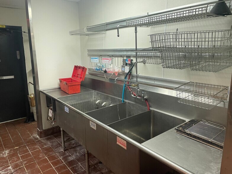 More Photos Of 1401 E Main St, Magnolia Freestanding For Lease