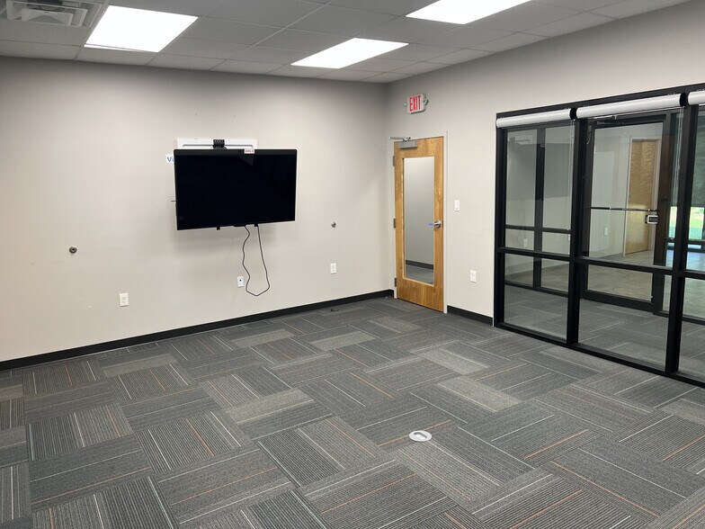 More Photos Of 1053 E London Park Dr, Forest Service For Lease