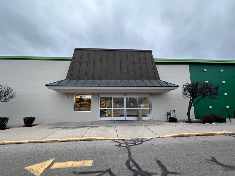 More Photos Of 1201A S Division St, Traverse City Drugstore For Lease