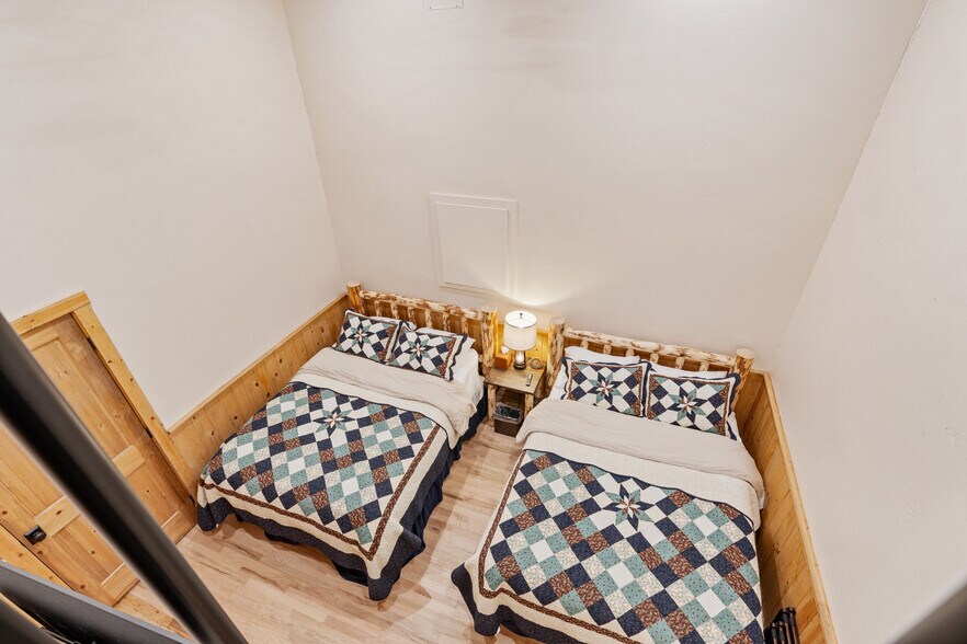 More Photos Of 417 Main St, Ashton Specialty For Sale