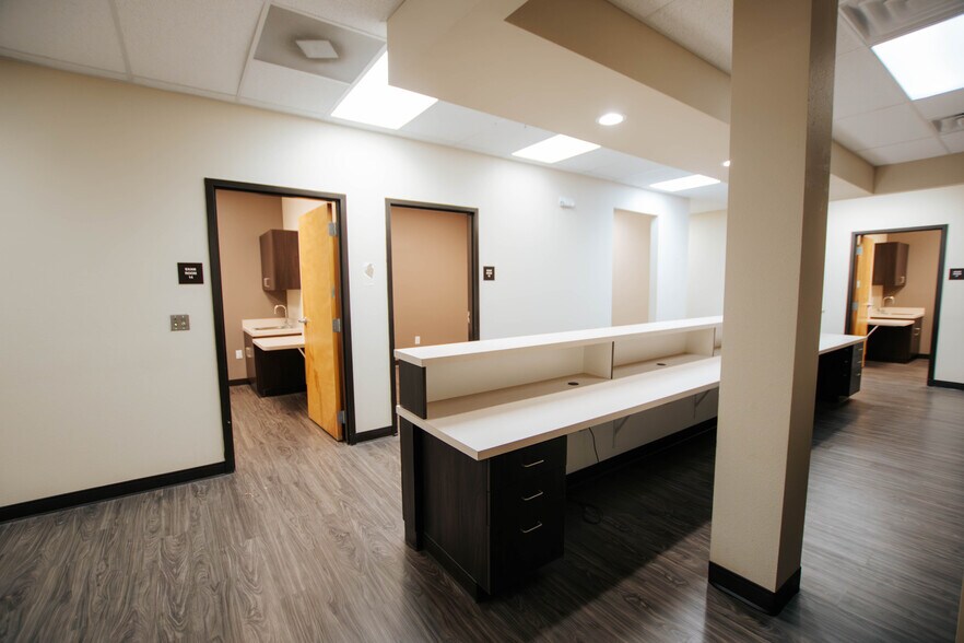 More Photos Of 9870 N Gateway Blvd, El Paso Office For Lease
