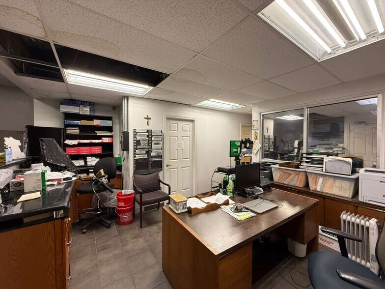 More Photos Of 6809 Renwick Dr, Houston Bar For Sale