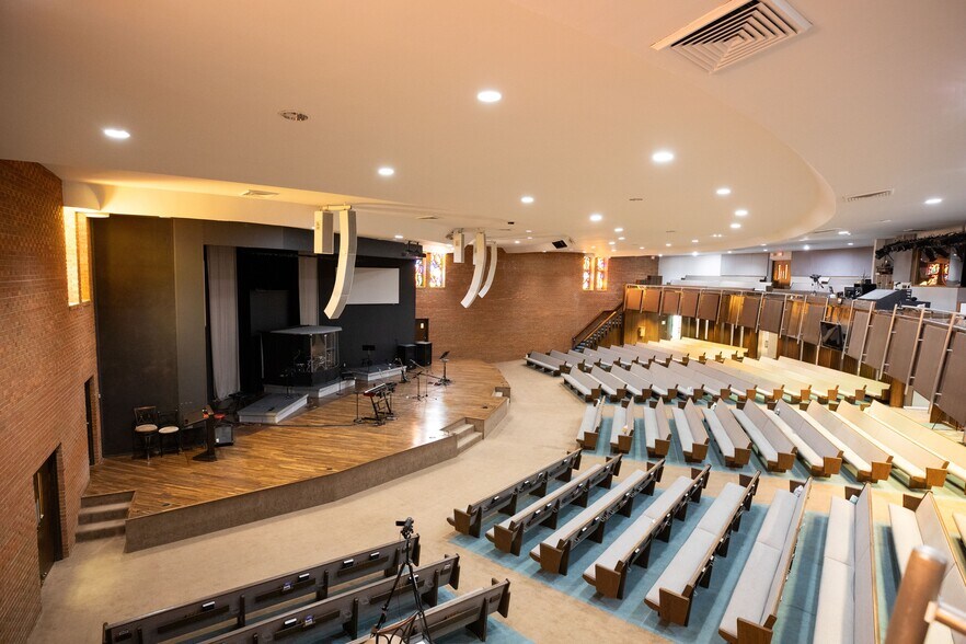More Photos Of 600 NE 46th St, Kansas City Religious Facility For Sale