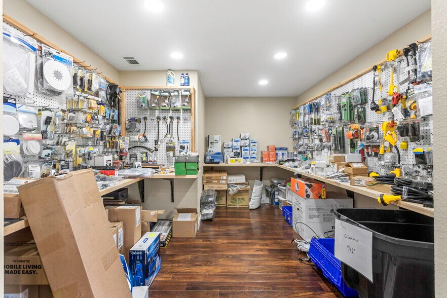 More Photos Of 16415 S Access Rd, Canyon Lake Showroom For Sale