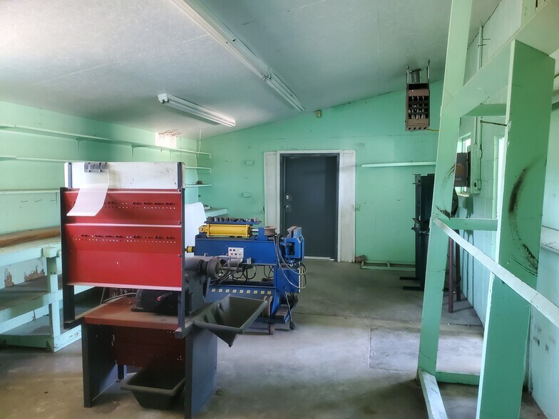 More Photos Of 401 N 3rd St, Lilbourn Flex For Sale