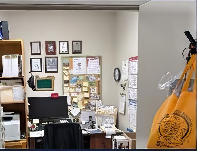 More Photos Of 961 Medford Ctr, Medford General Retail For Sale
