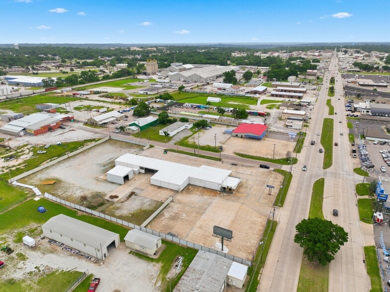 More Photos Of 1300 N Broadway Ave, Ada Warehouse For Sale
