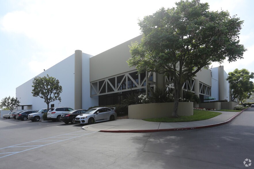 More Photos Of 7 Holland, Irvine Warehouse For Lease
