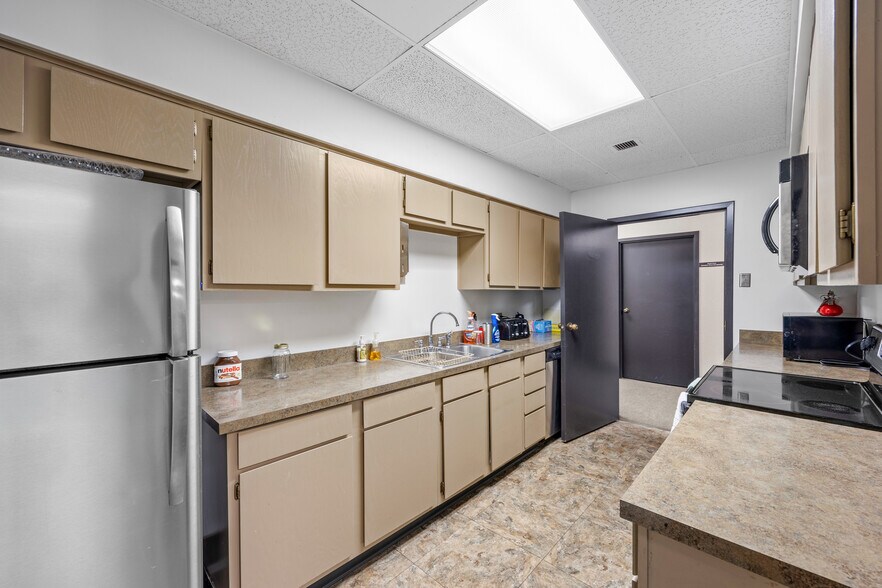 More Photos Of 8001 E R L Thornton Fwy, Dallas Office For Sale