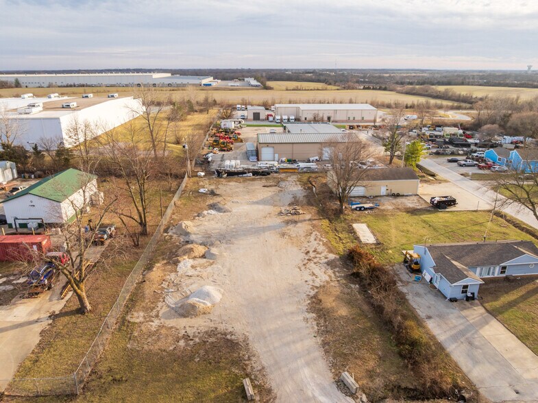 More Photos Of 1621 Se Summit St, Lee's Summit Light Distribution For Sale