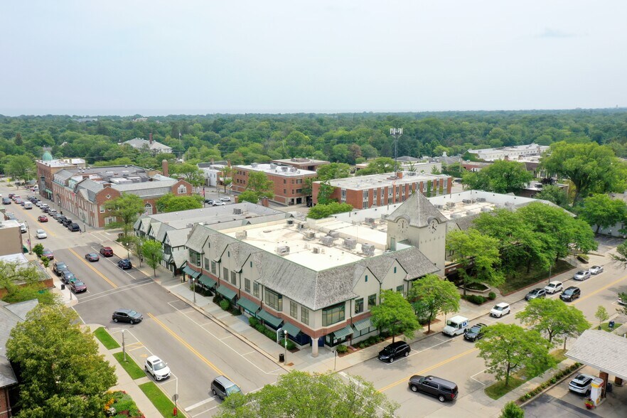 More Photos Of 225 E Deerpath, Lake Forest Storefront For Sale