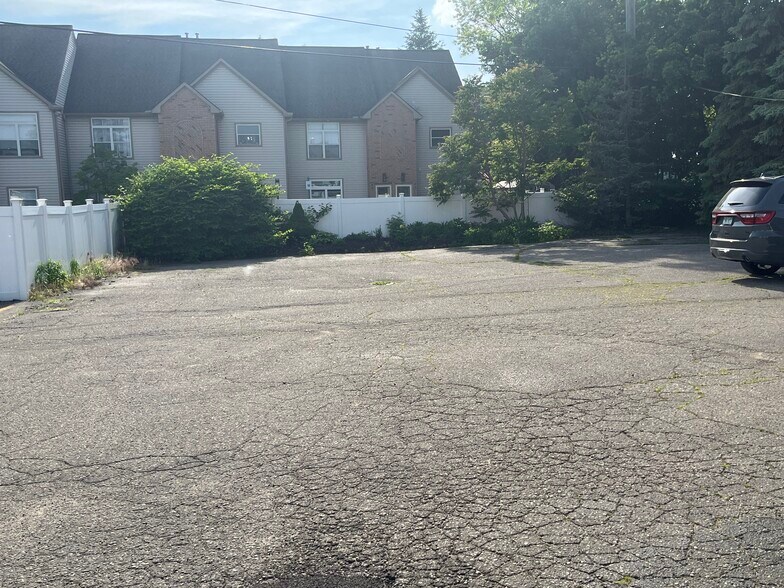 More Photos Of 334 S Broadway St, Orion Office For Sale