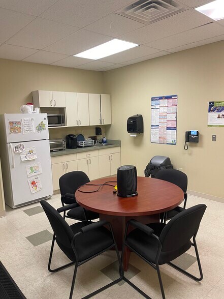 More Photos Of 10050 Roosevelt Blvd, Philadelphia Storefront For Lease