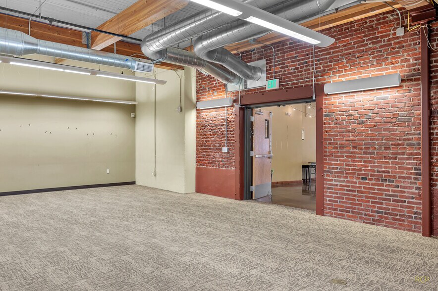 More Photos Of 75 NW Couch St, Portland Medical For Lease