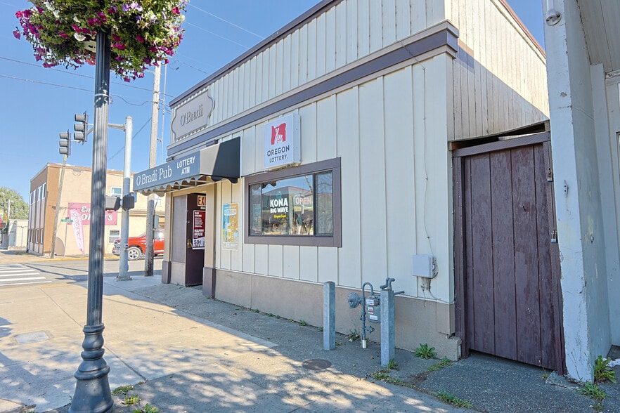 More Photos Of 702 Newmark St, Coos Bay Bar For Sale