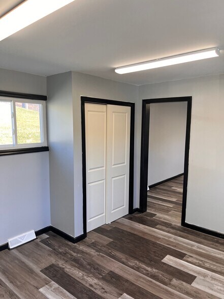 More Photos Of 810 Carlton Dr, Bentleyville Office For Lease