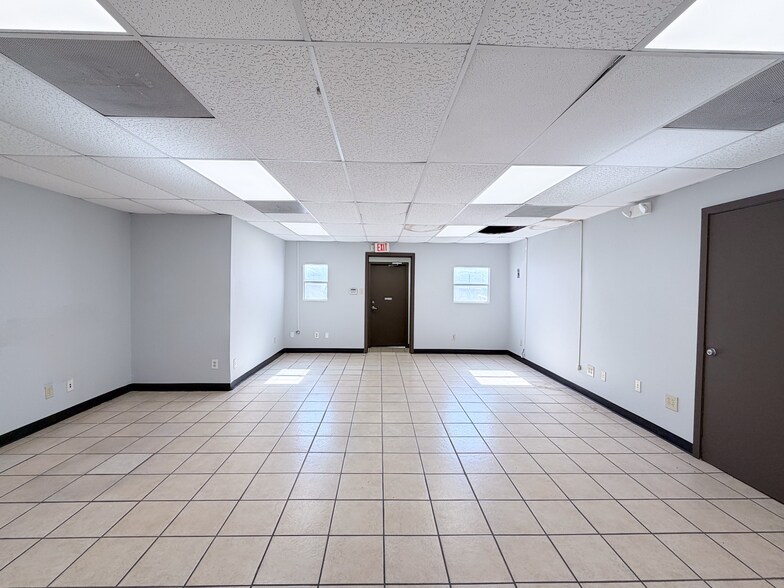 More Photos Of 9600 N I-35, San Antonio Showroom For Lease