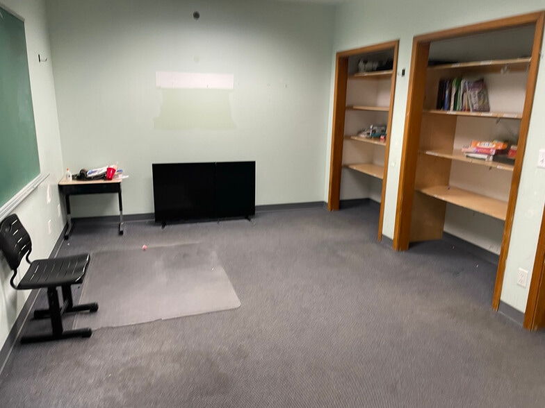 More Photos Of 3949 N River Rd, Freeland Office For Lease