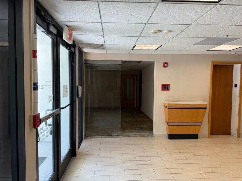 More Photos Of 9795 S Dixie Hwy, Miami Bank For Lease