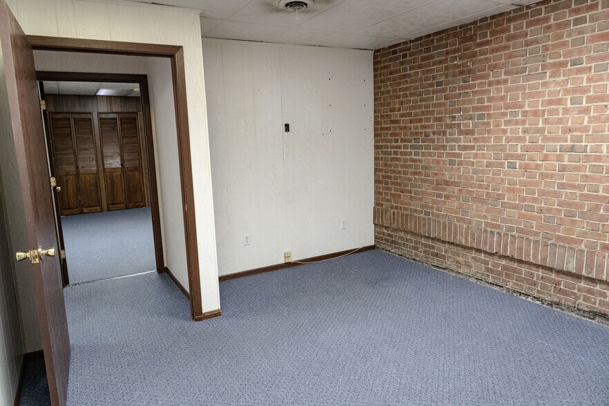 More Photos Of 218 Center Rd, Monroeville Freestanding For Lease