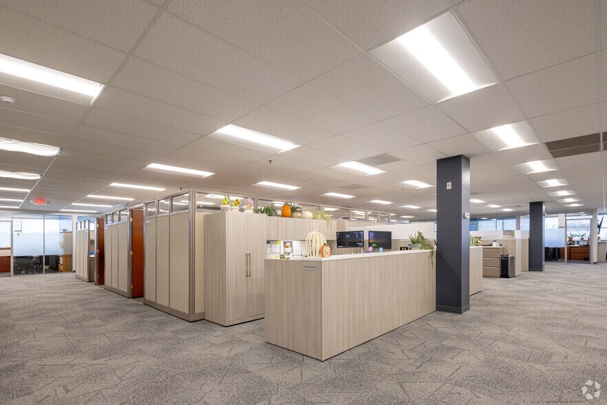 More Photos Of 1391 Corporate Dr, Mchenry Office For Lease