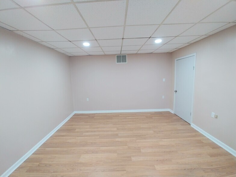 More Photos Of 1523 Salisbury Rd, Statesville Showroom For Lease