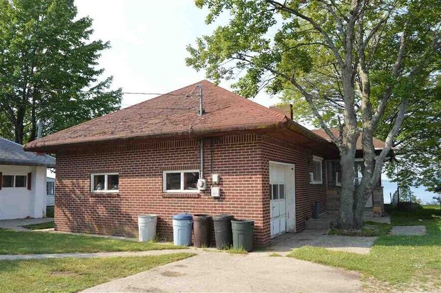 More Photos Of 117 4th St, Prudenville Hotel For Sale
