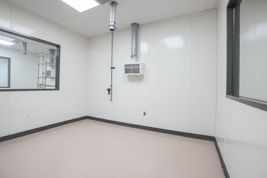 More Photos Of 10410 Corporate Dr, Sugar Land Research And Development For Lease