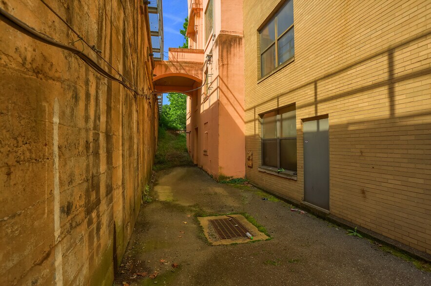 More Photos Of 664 Linden Ave, East Pittsburgh Flex For Sale