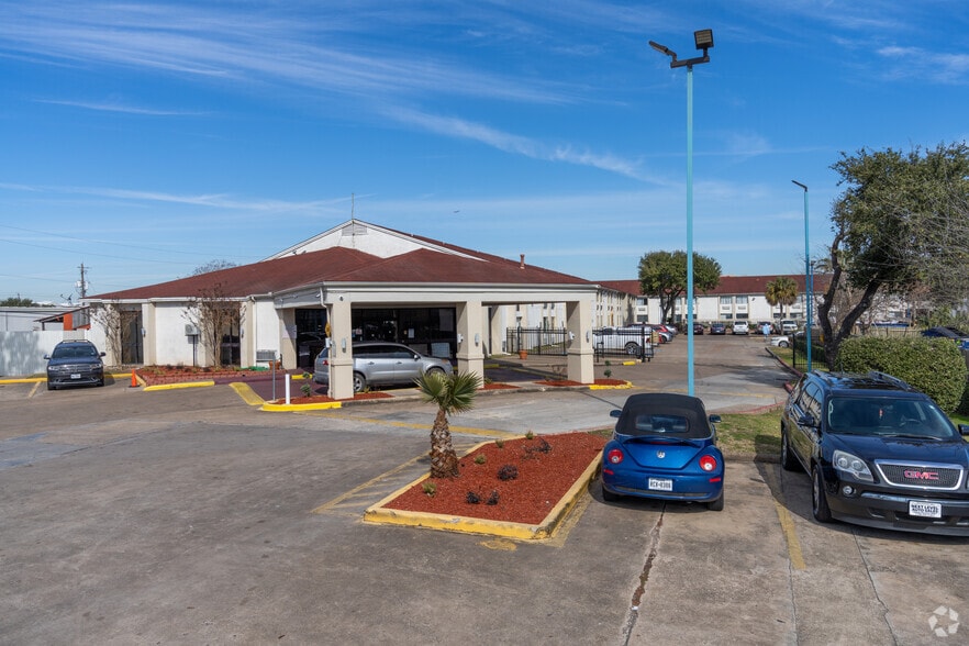 Primary Photo Of 9005 Airport Blvd, Houston Hotel For Sale